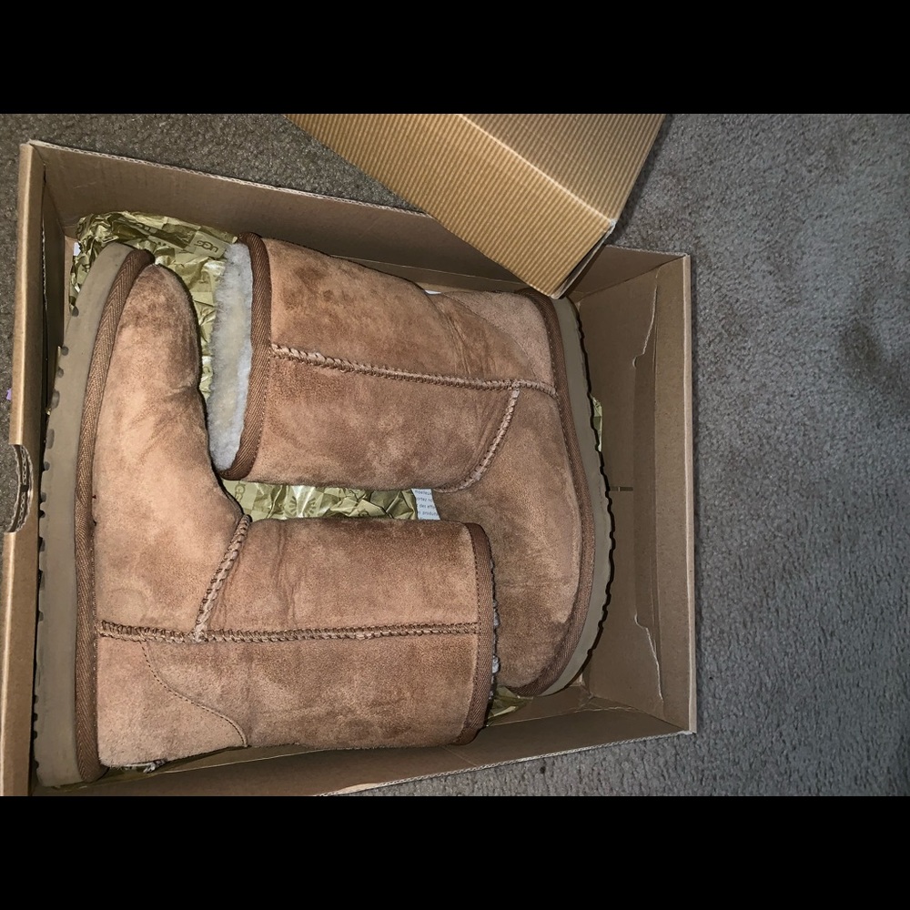 Tan mid uggs 💜